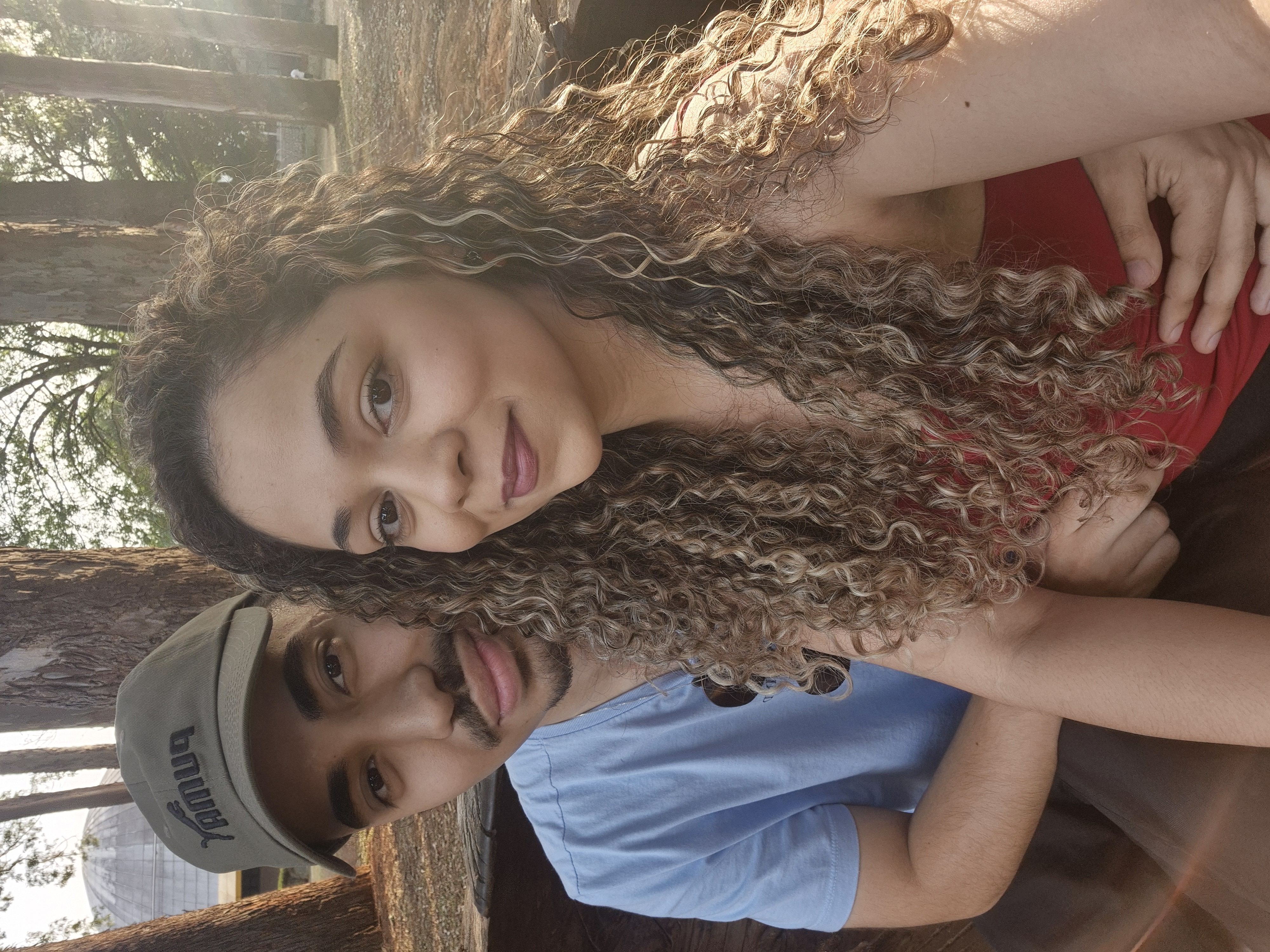 O casal sentado no parque ao pôr do sol